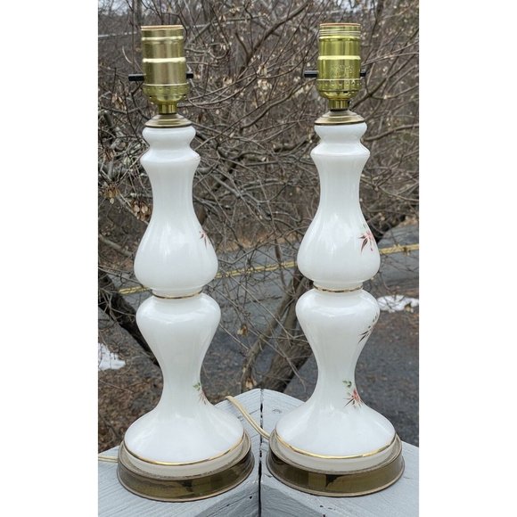 Pair of Mid-Century Modern White Glass Table Lamps Cottage Chic Vintage Decor - Picture 10 of 16